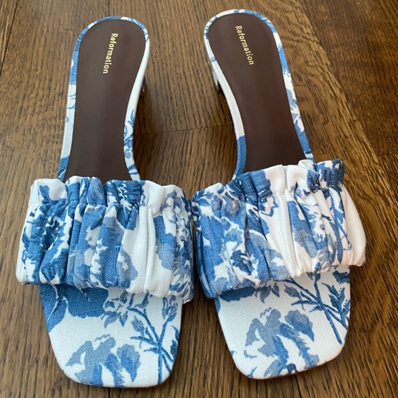 Reformation Shoes - NWOT Reformation Shereen Ruched Block Heel Mule